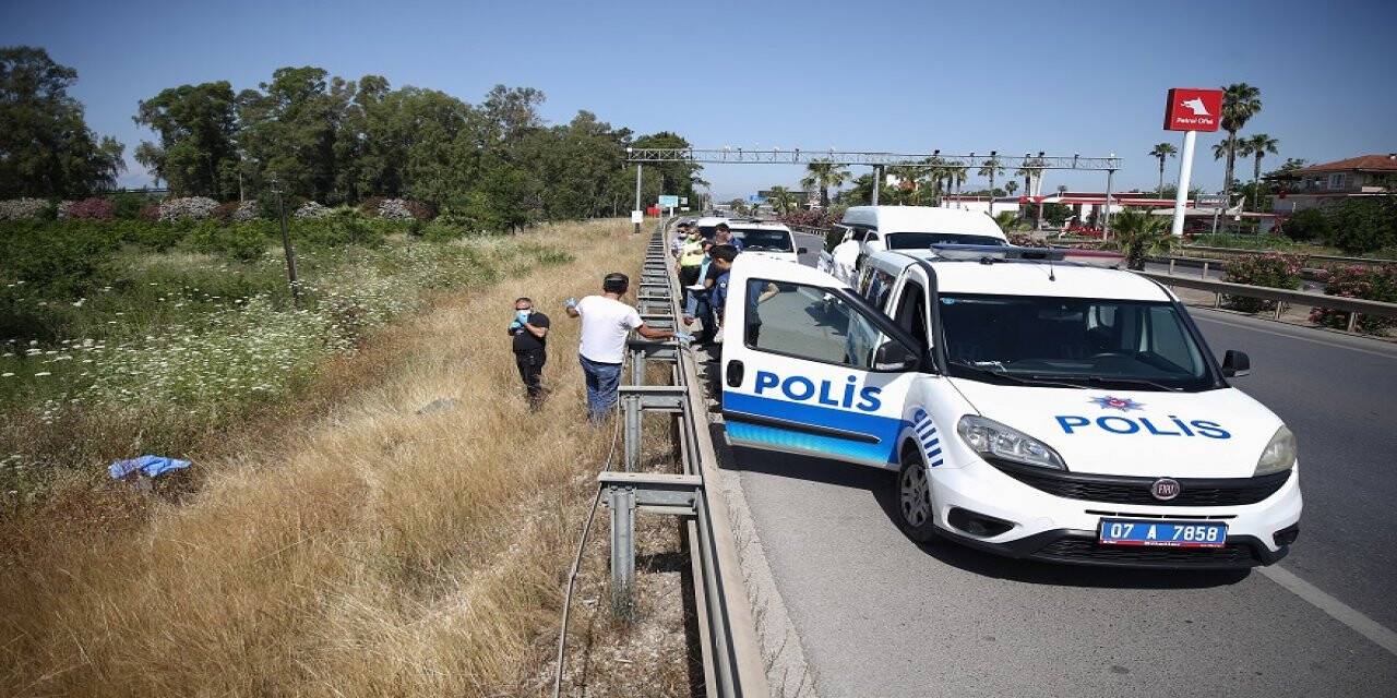 Yol kenarında erkek cesedi bulundu