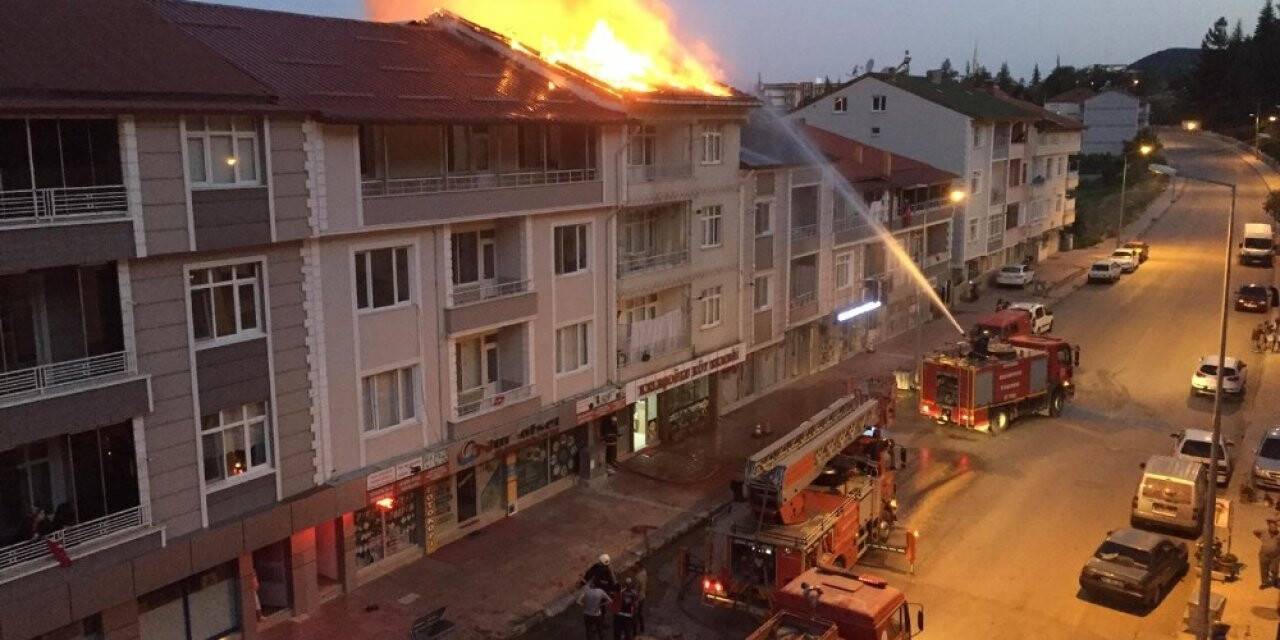 Çatı  alevlere teslim oldu