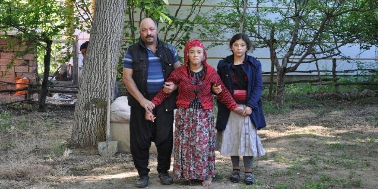 Engelli kızını 21 yıldır sırtında taşıyor