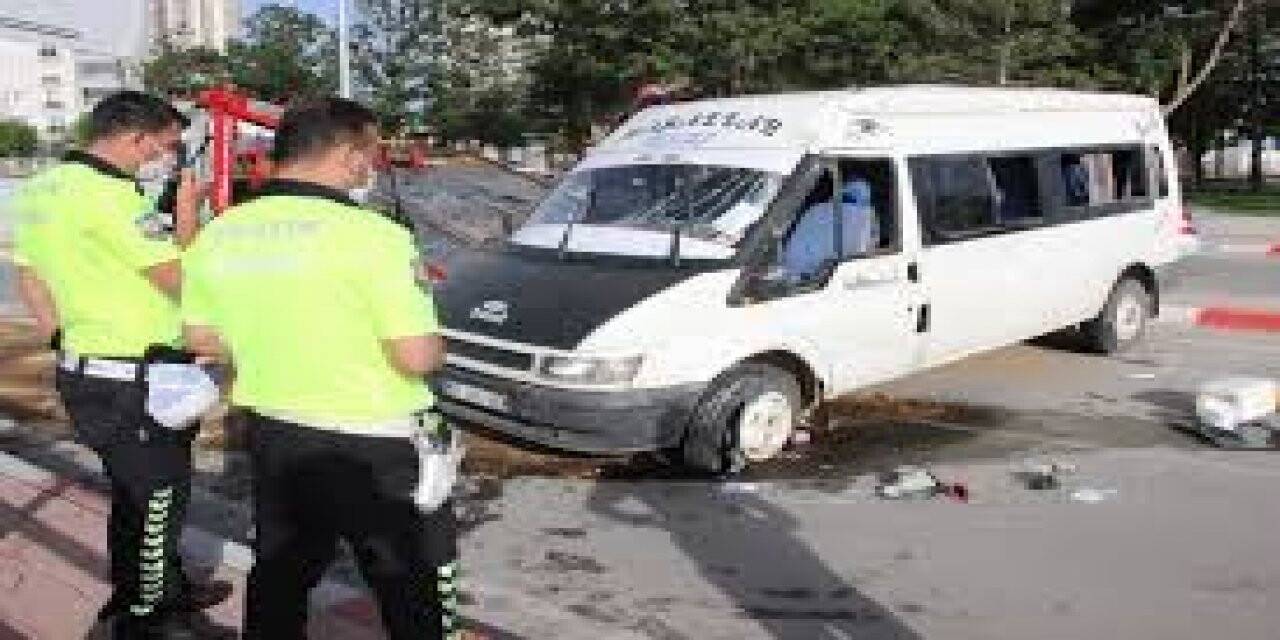 Karaman'da tarım işçilerini taşıyan minibüs devrildi: 4 yaralı