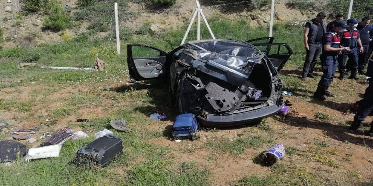 Otomobil devrildi 5 yaralı