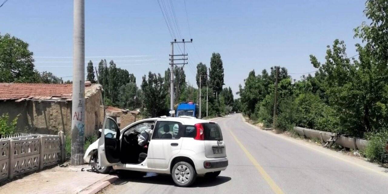 Otomobil direğe çarptı: 1 yaralı