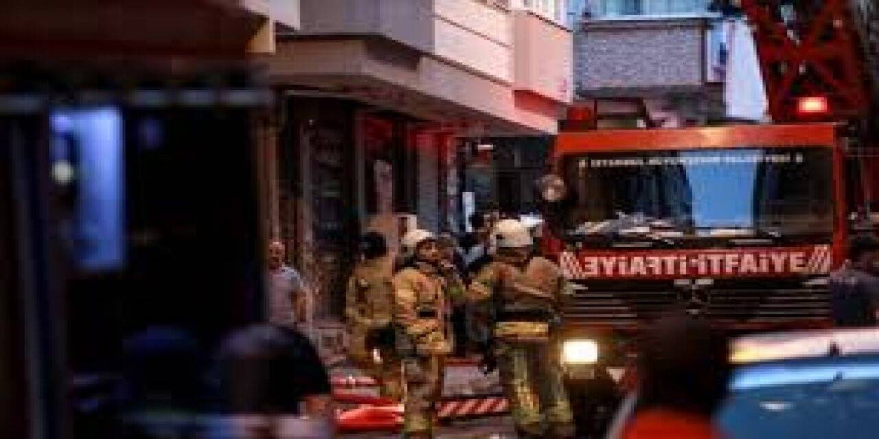 İstanbul'da bir binanın çatısında çıkan yangın söndürüldü