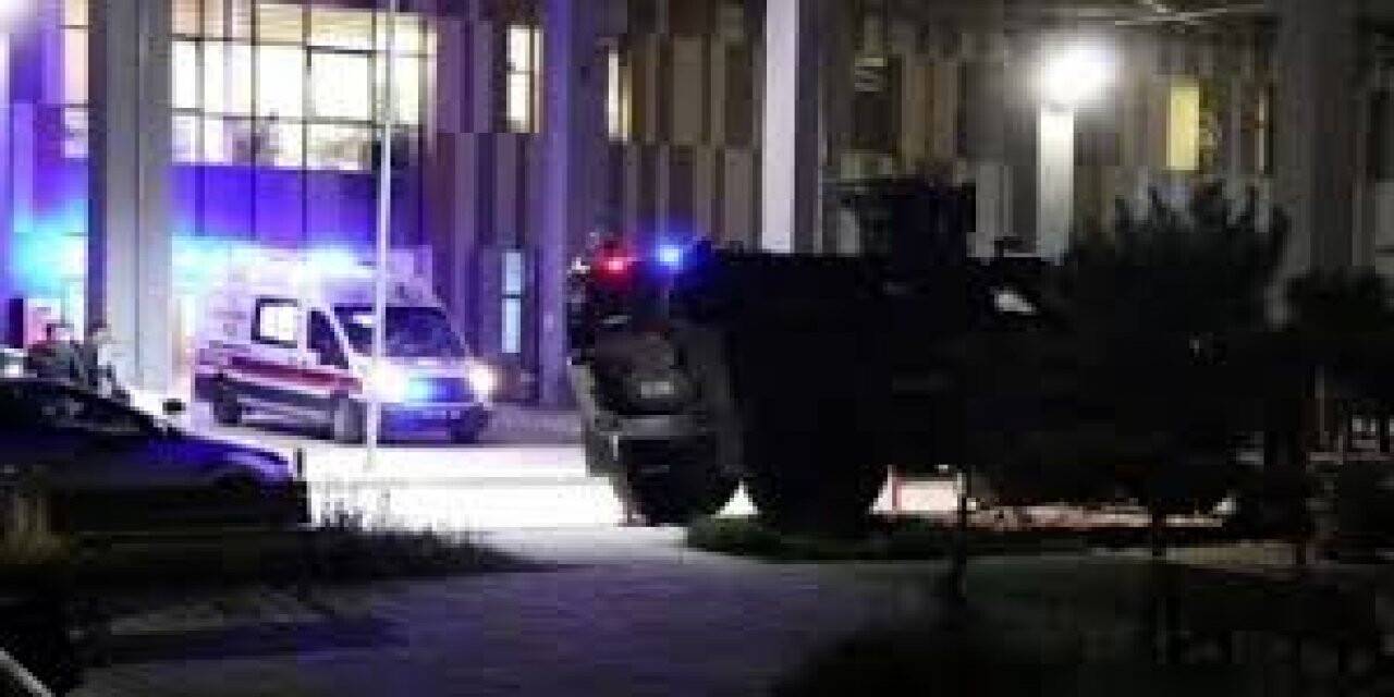 GÜNCELLEME 2 - Van'da PKK'lı teröristler yol yapım işçilerine saldırdı: 2 şehit, 8 yaralı