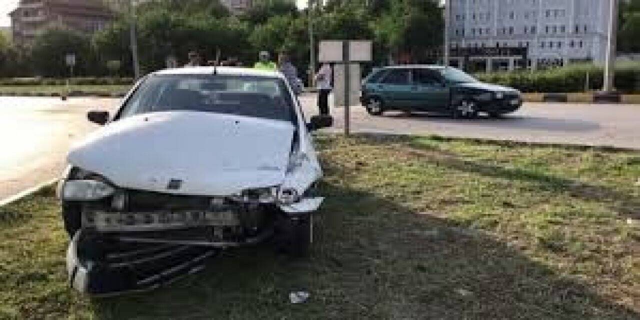 Karabük'te çarpışan iki otomobildeki 3 kişi yaralandı