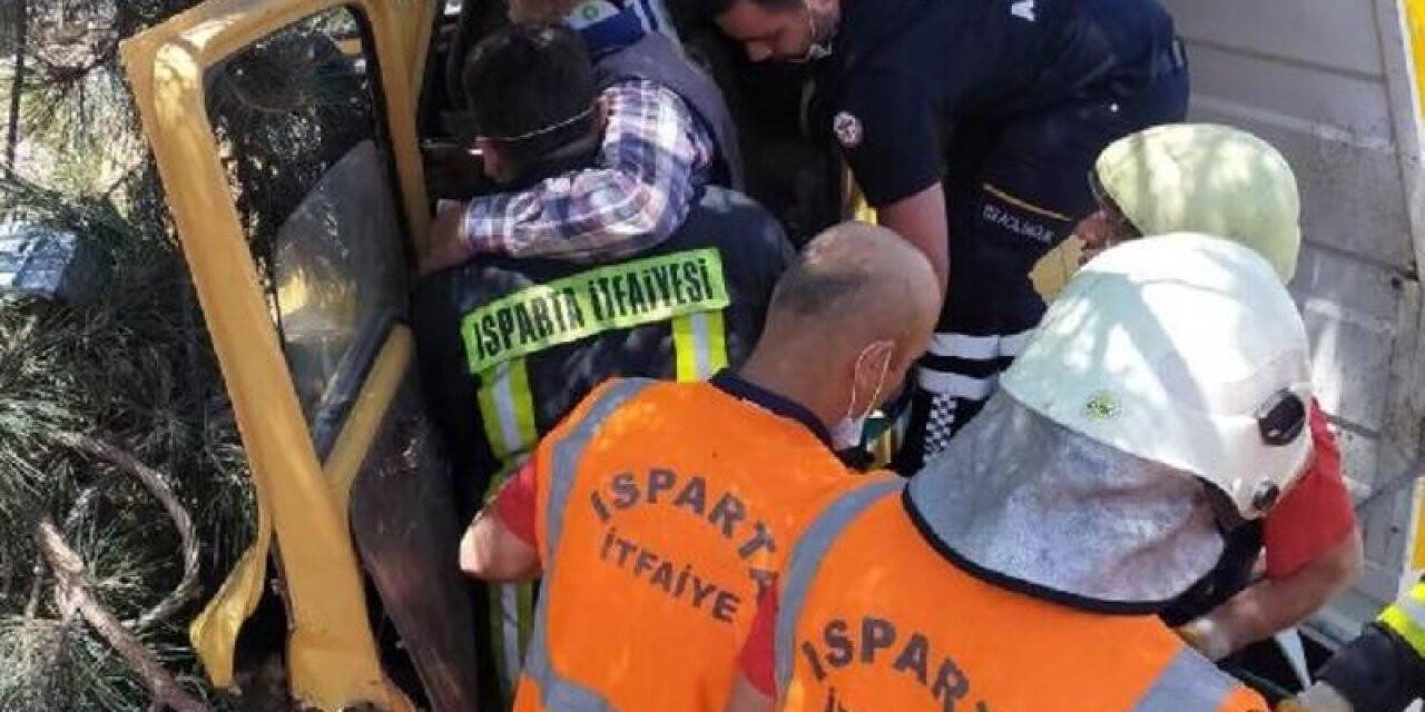 Isparta'da kamyon şarampole devrildi: 3 yaralı
