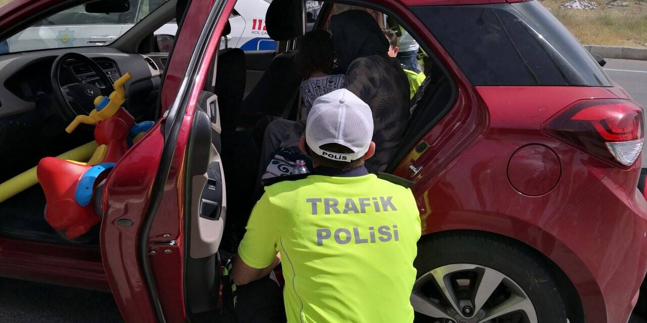 Küçük kızıyla beraber kaçarken yakalandı