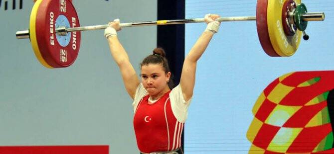Ayşegül Çoban 2 altın aldı