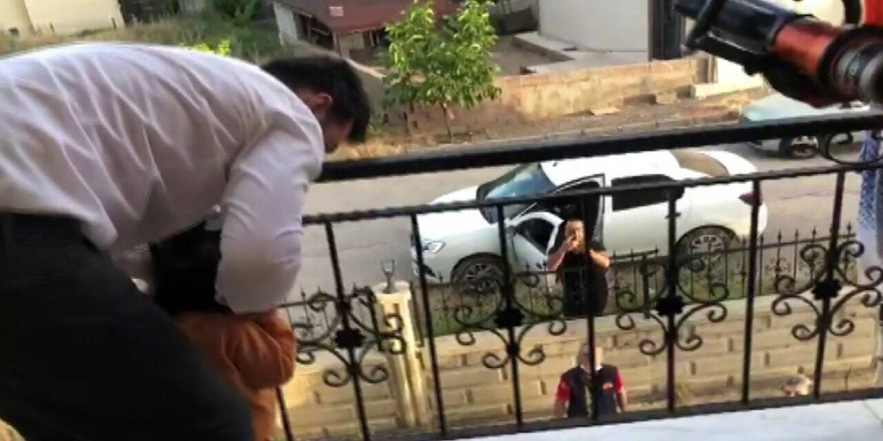 Başı balkon demirlerine sıkışan minik kızı itfaiye kurtardı