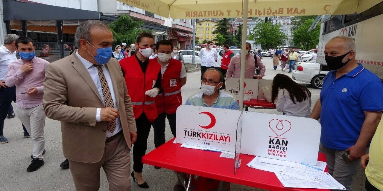 AK Parti’den Kızılay’a kan desteği