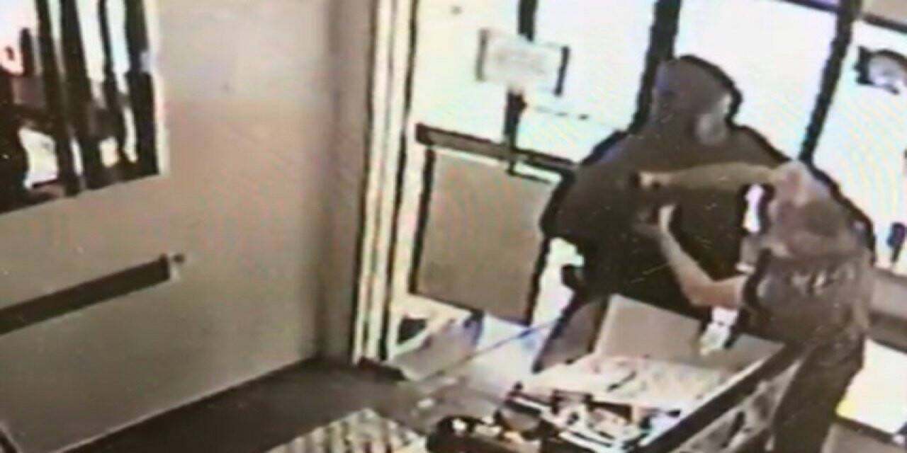 İzmir’de hırsız sert kayaya çarptı