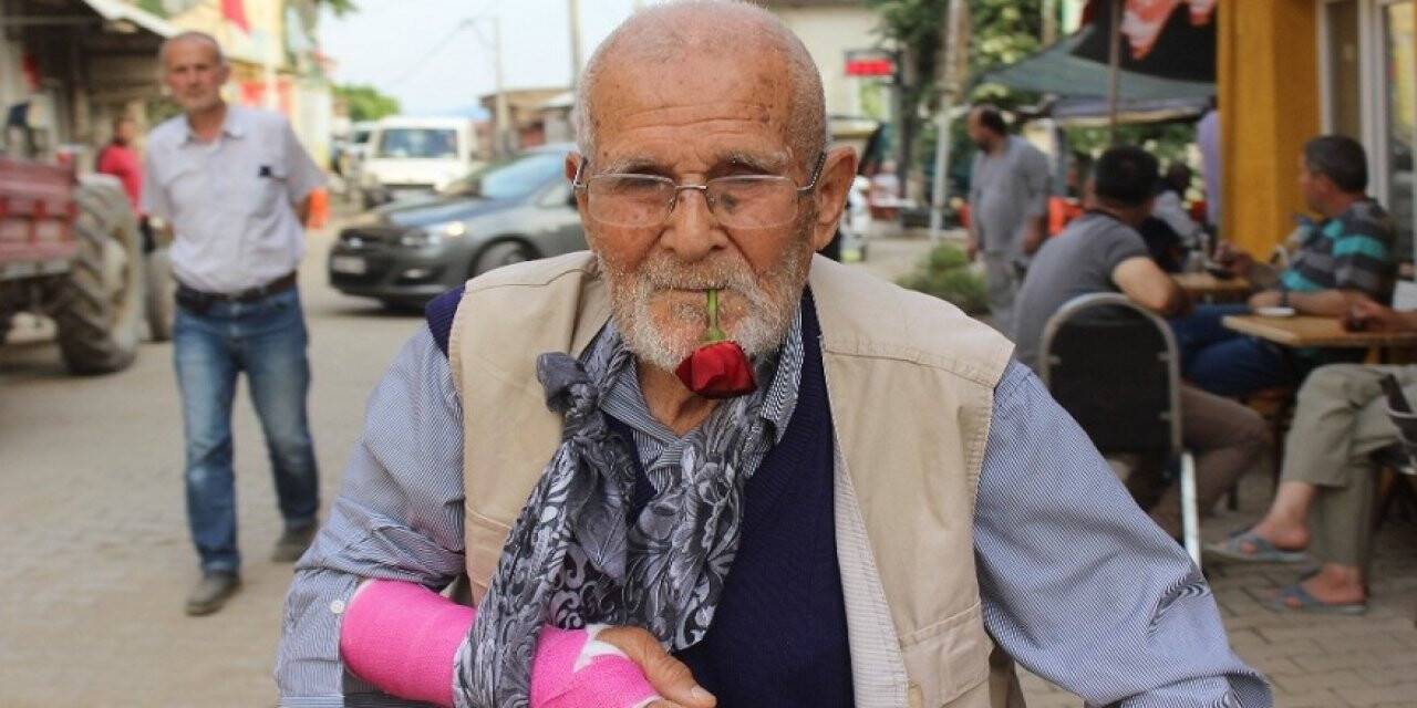 62 yaşındaki adam ağzından gülü düşürmüyor