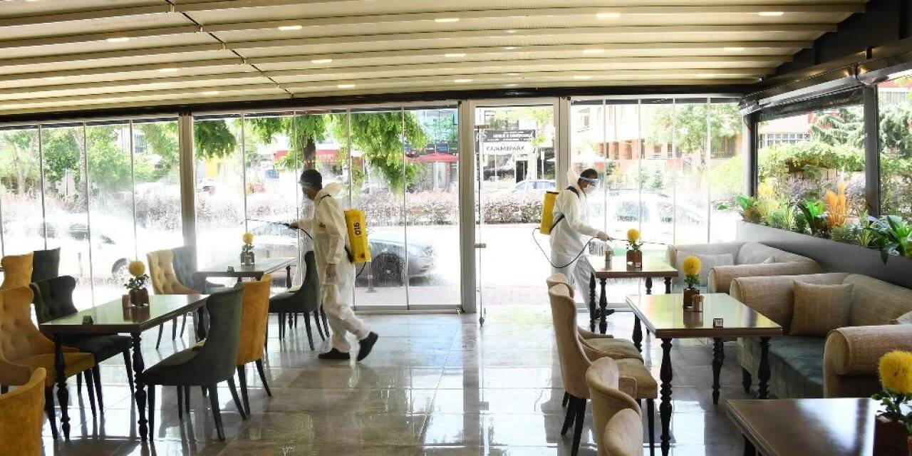 Konya’da  kafe ve kıraathanelerin dezenfeksiyonu yapılıyor