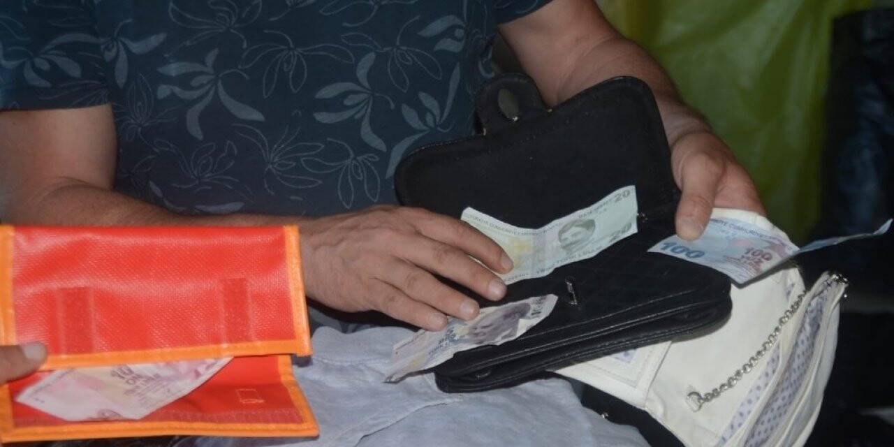 Yardım kolilerinin içinden çıkan para duygulandırdı