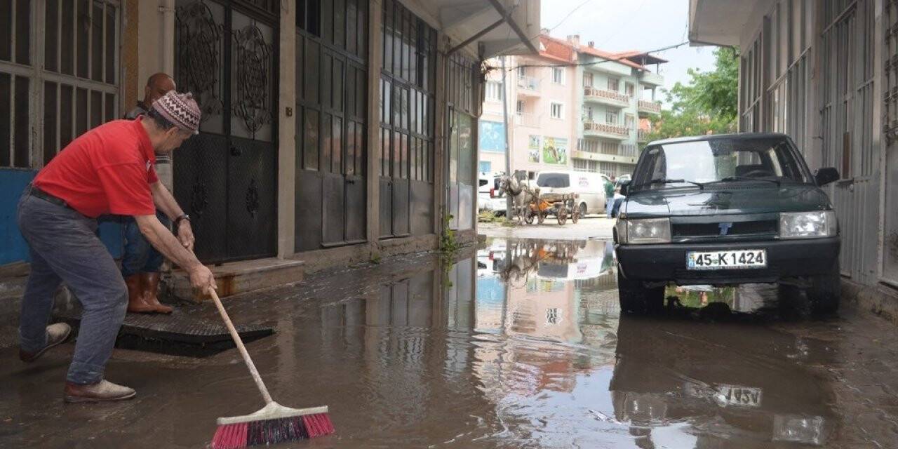 Sağanak yağış Kula’da hayatı olumsuz etkiledi