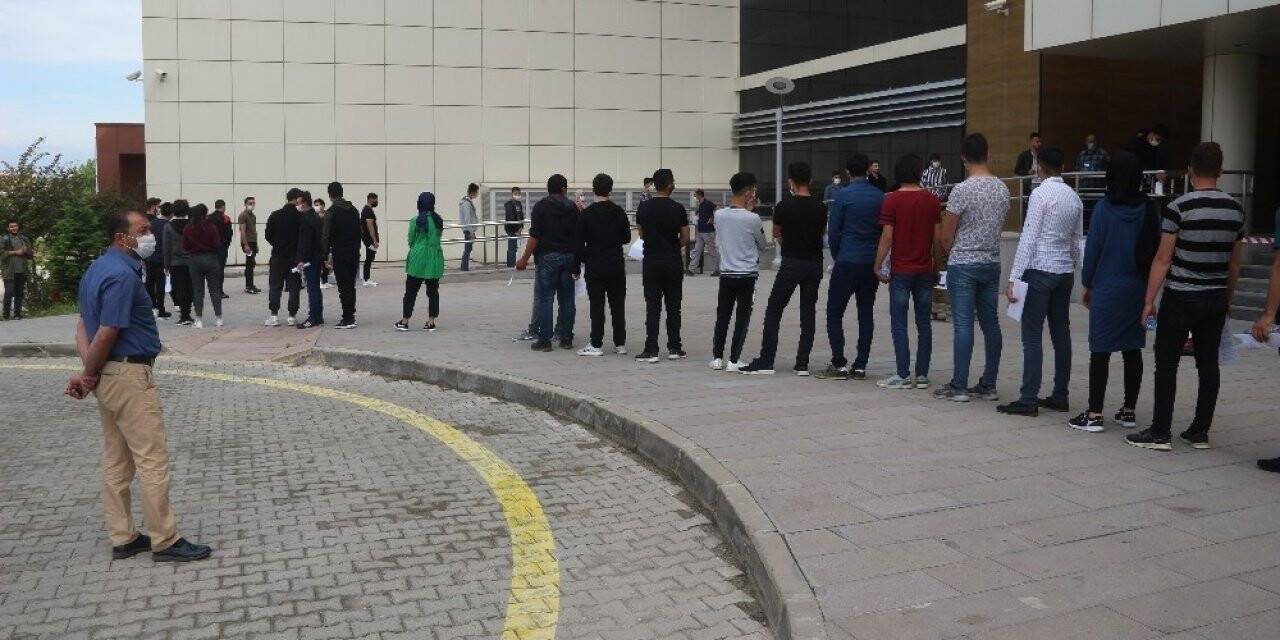 70 metrelik sınav kuyruğu