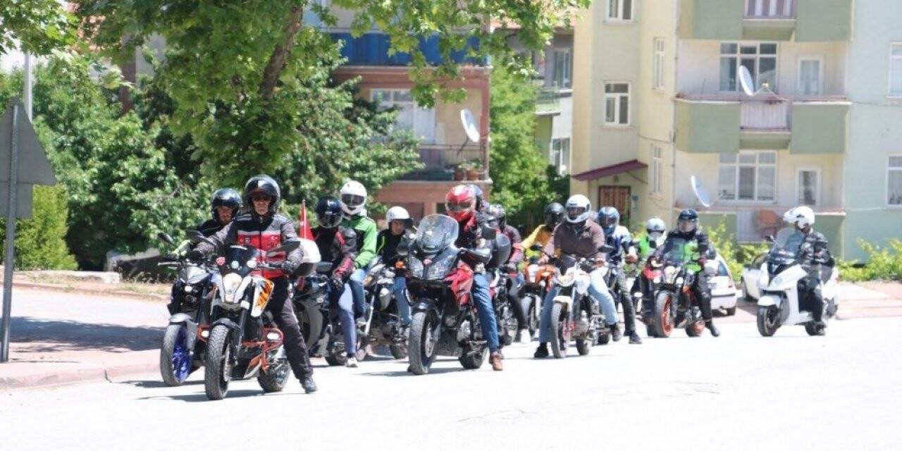 Motosiklet tutkunlarından jandarma teşkilatı için saygı sürüşü etkinliği
