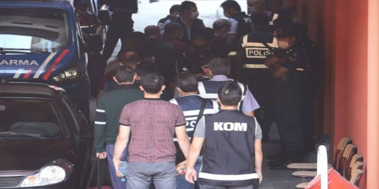 Meslekten ihraç edilen FETÖ şüphelisi 21 polis adliyeye çıkarıldı