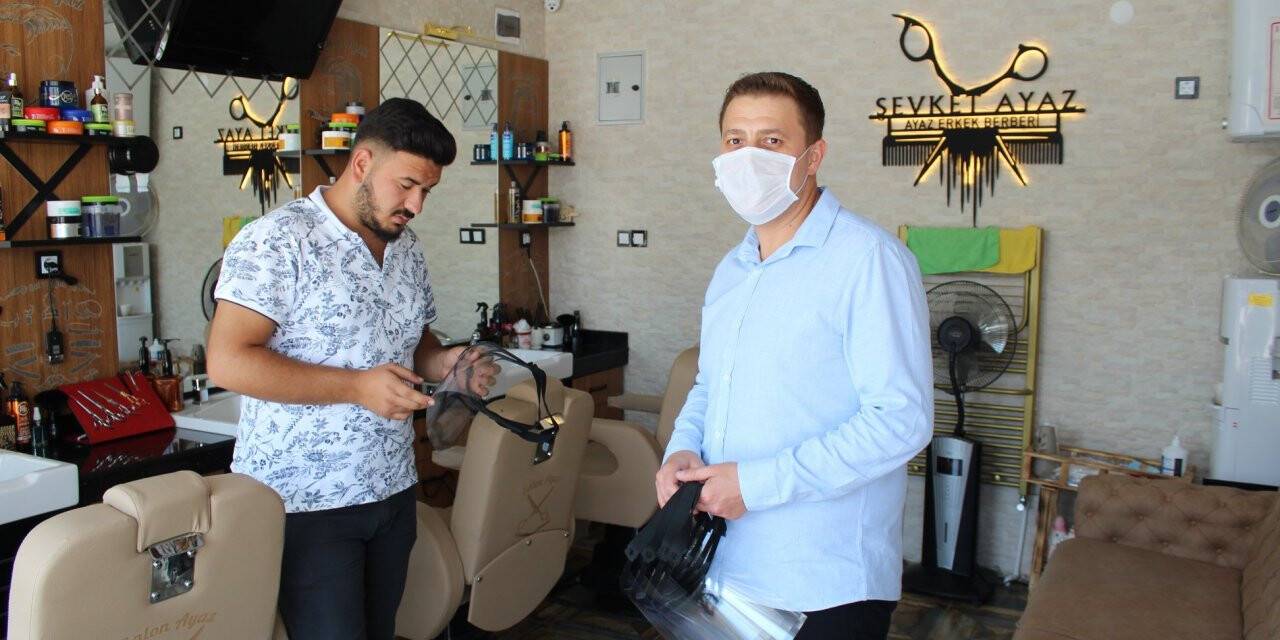 Yunak'ta berber ve kuaförlere siperlik maske desteği