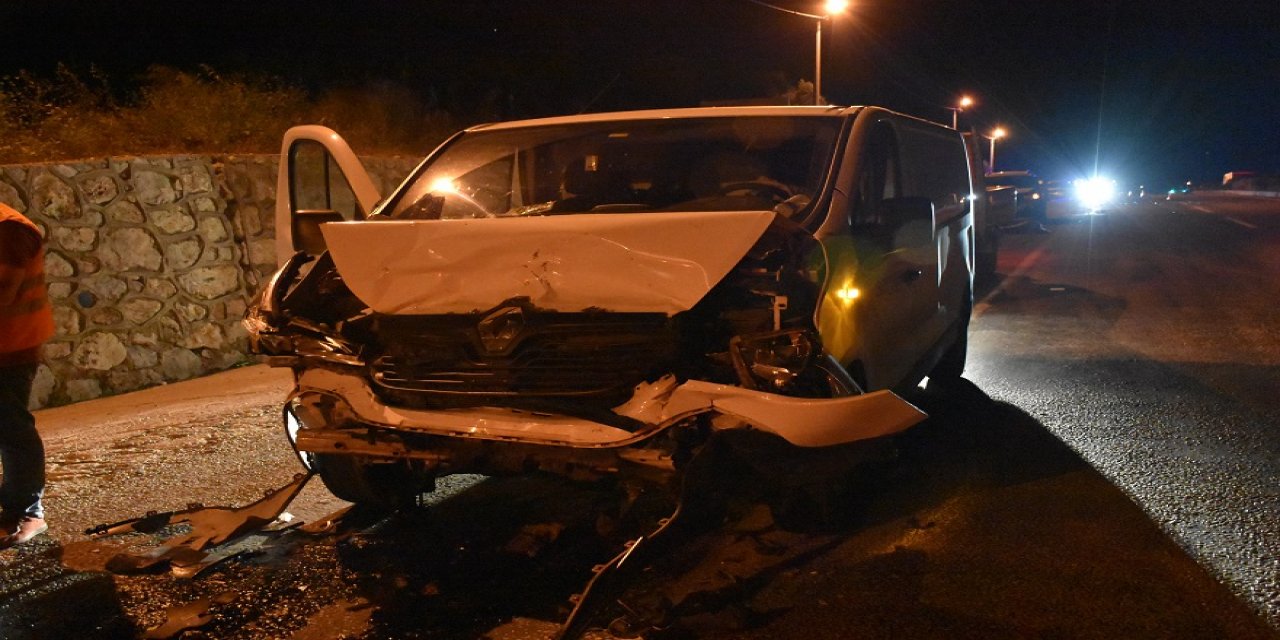 İzmir'de otomobil ile ticari araç çarpıştı: 9 yaralı