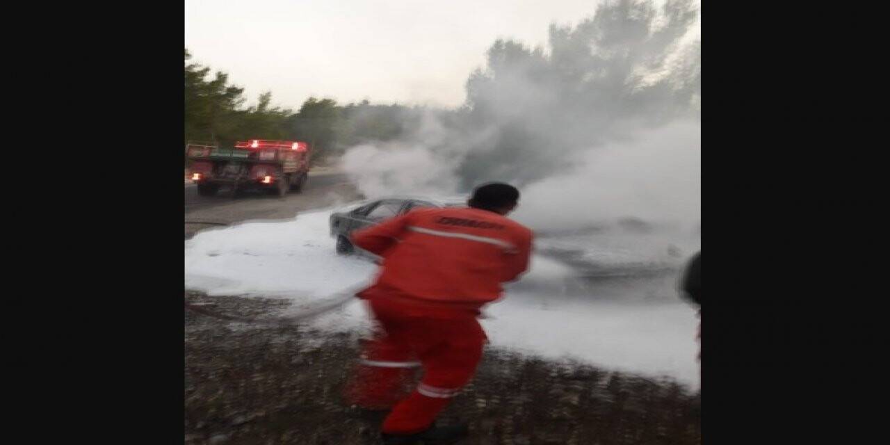 Seyir halindeki otomobil alev alev yandı