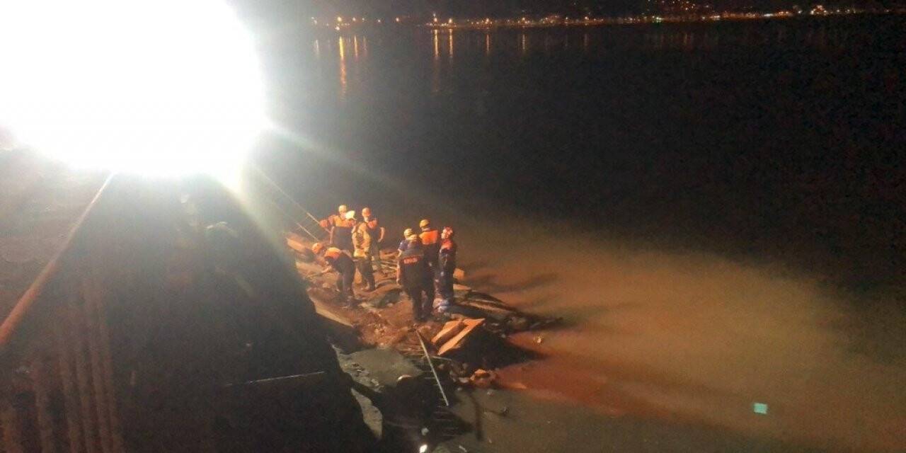 Sağanak yağış nedeniyle istinat duvarı çöktü