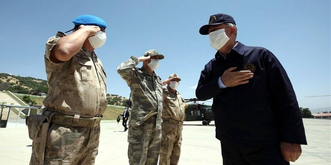 Bakan Akar sınır hattında