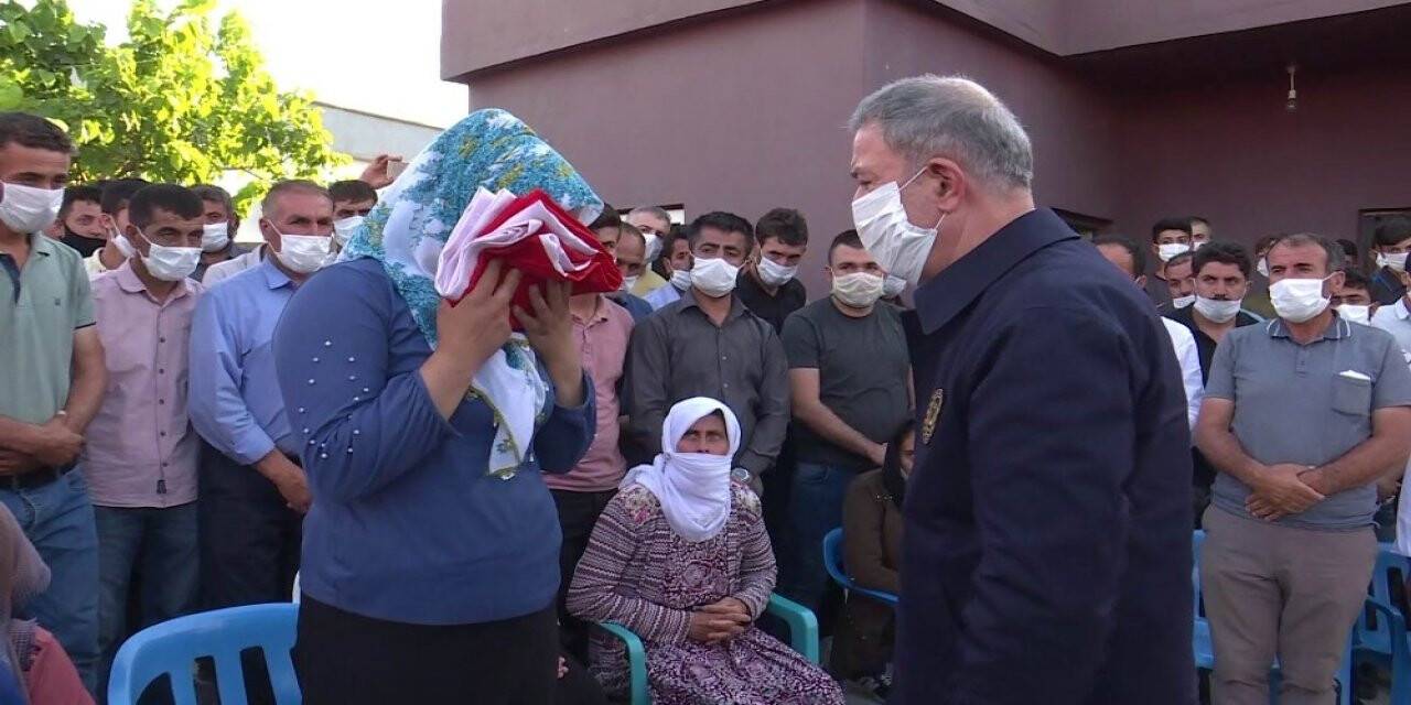 Bakan Akar’dan şehit işçilerin ailelerine taziye ziyareti