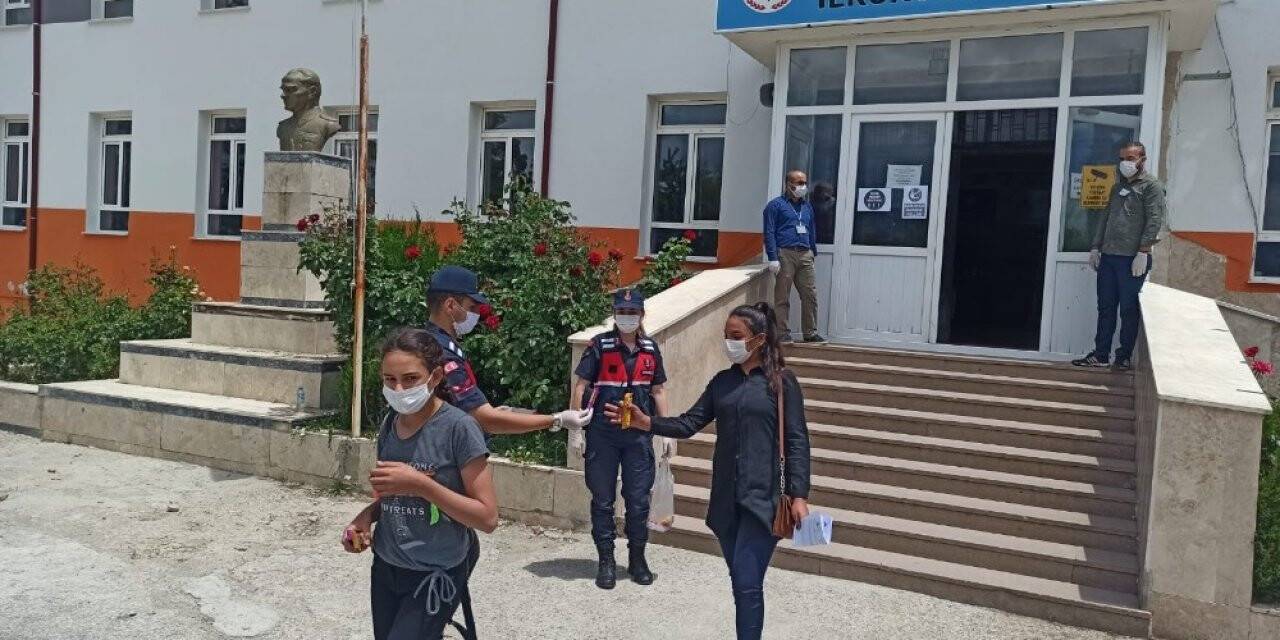 Jandarmadan LGS’ye giren öğrencilere  moral ikramı