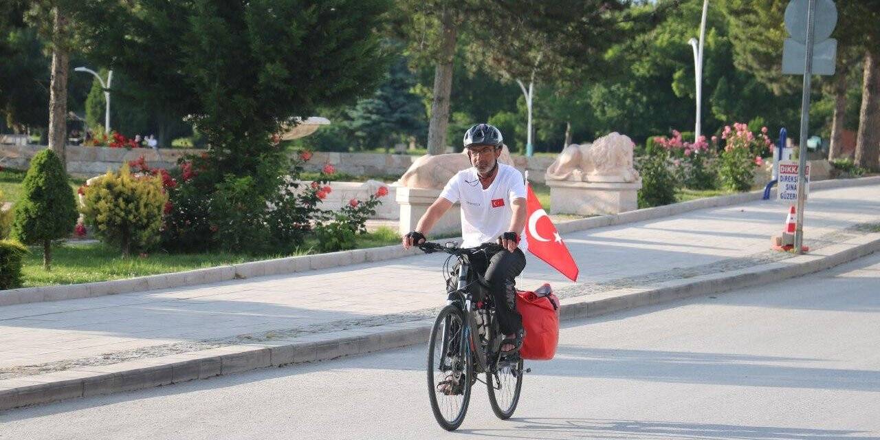 Dostlarına vefa için çıktığı turda bisikletiyle pedal çeviriyor