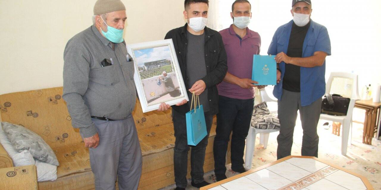 Cuma namazı için stada alınmayan Osman dede, o kareyi çekenle tanıştı