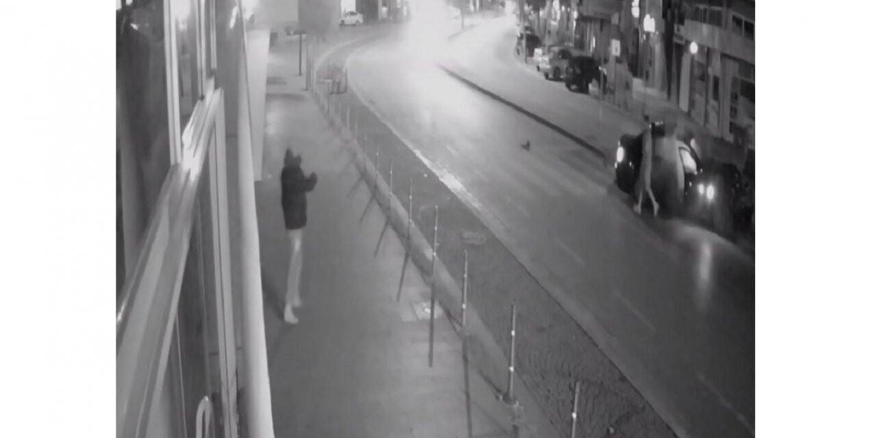 Kontrolden çıkan otomobilin aydınlatma direğine çarpma anı kamerada