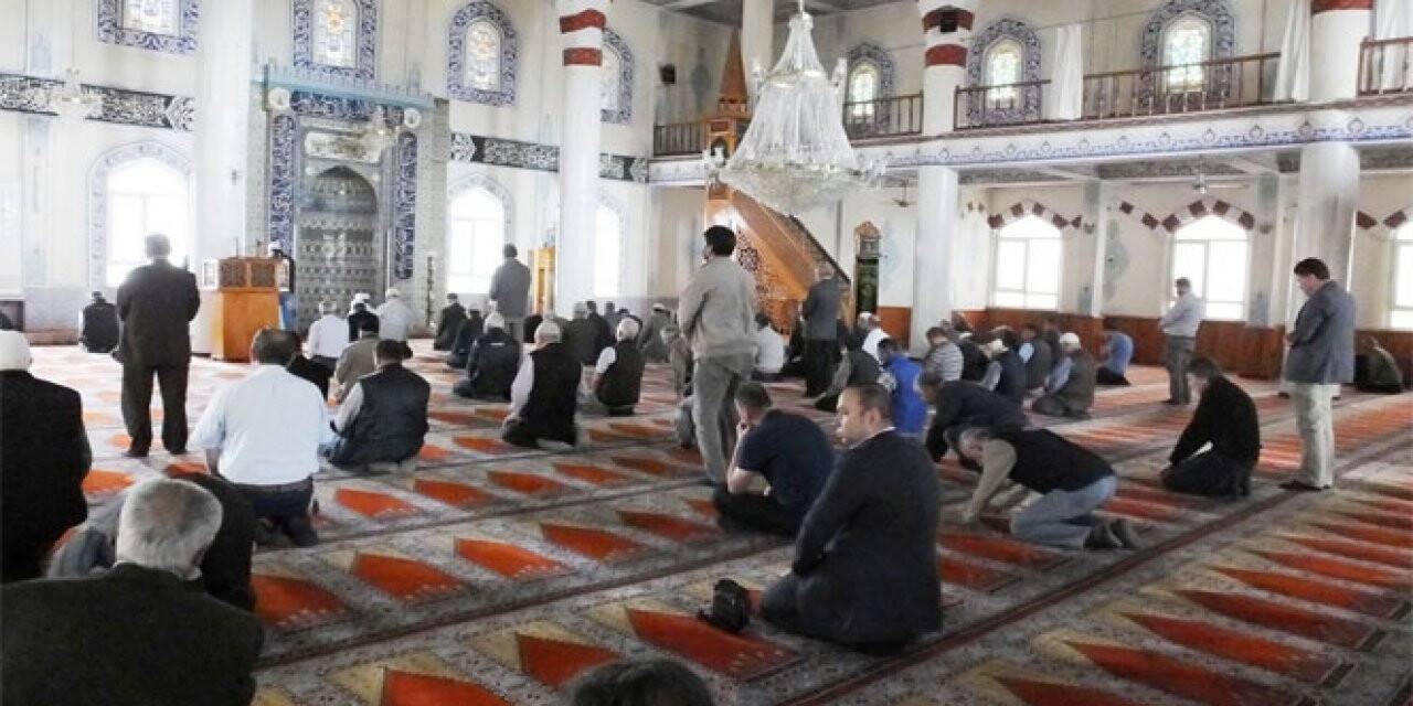 Camilerde beş vakit cemaatle namaz kılınacak
