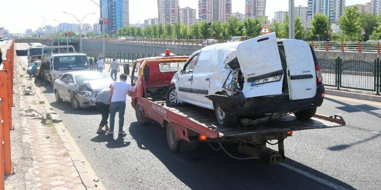 Zincirleme trafik kazası: 2’si çocuk 7 yaralı
