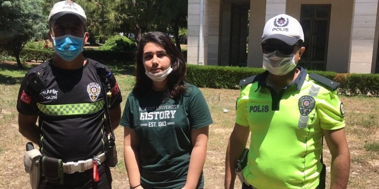Kimliğini kaybeden öğrenciye polis yetişti