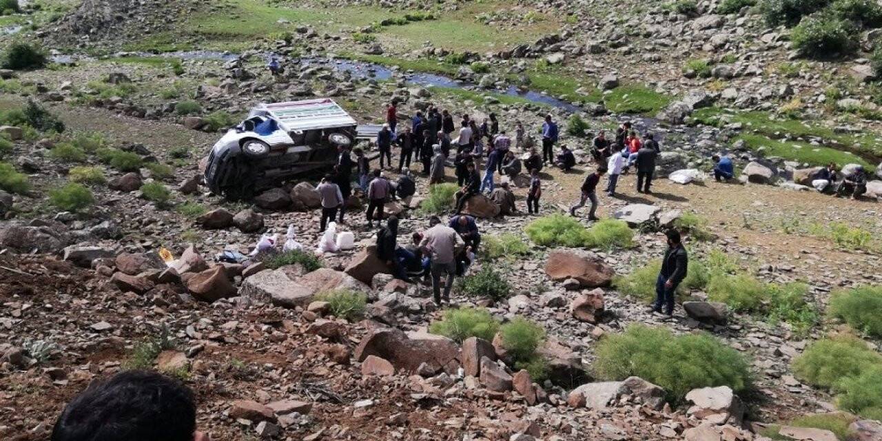 Kamyonet şarampole uçtu: 17 yaralı