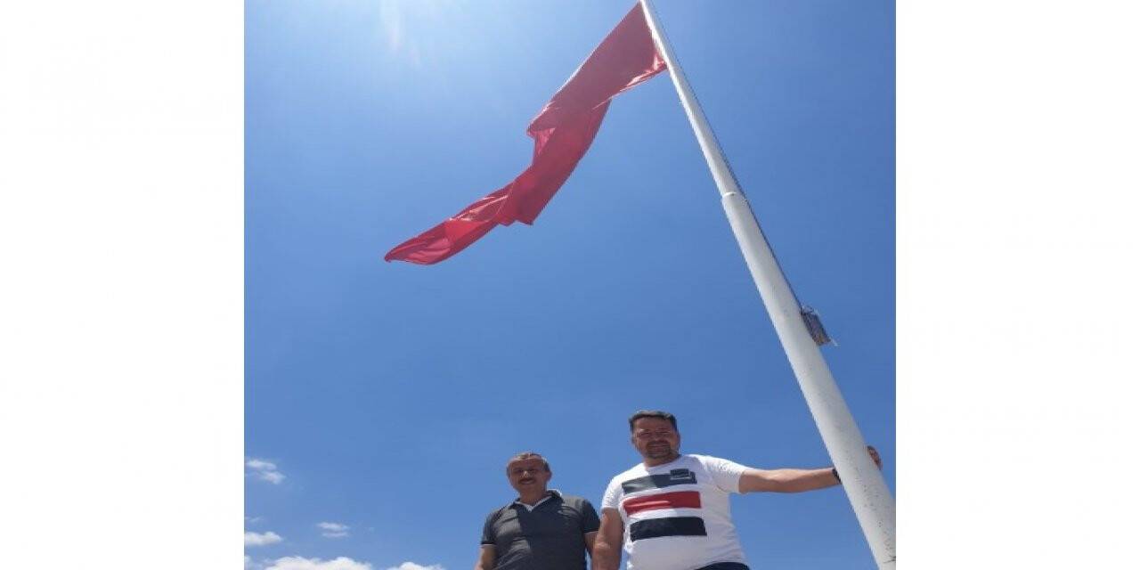 Yalıhüyük Belediyesi, Hüyük Mevkisi'nde Türk bayrağını göndere çekti
