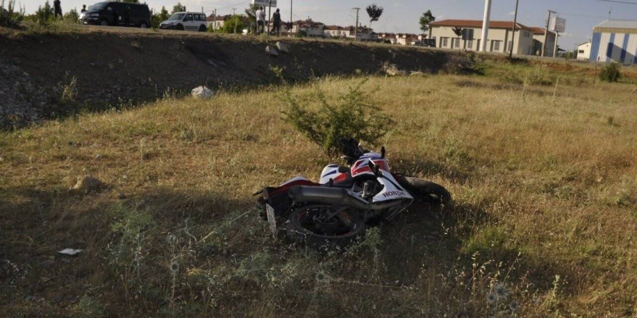 Konya'da Yarış motosikleti şarampole uçtu