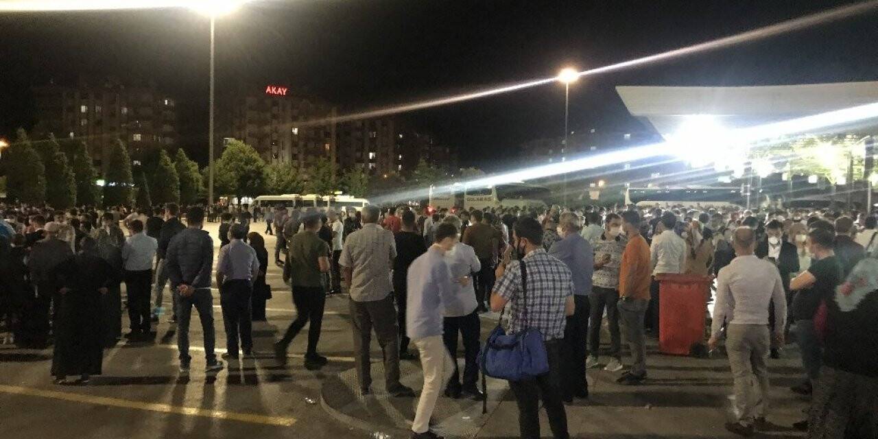 Asker uğurlamasında sosyal mesafe unutuldu