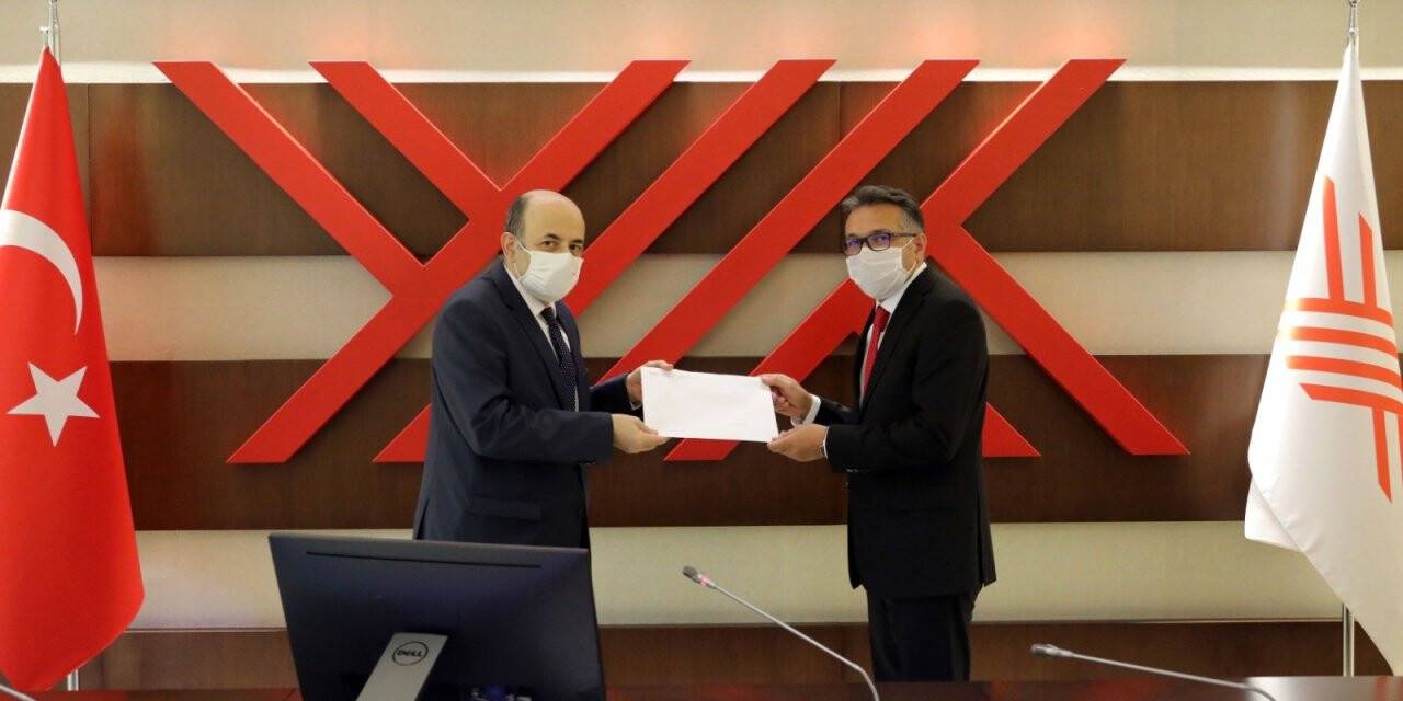 Rektör Aksoy mazbatasını YÖK Başkanı Saraç'tan aldı