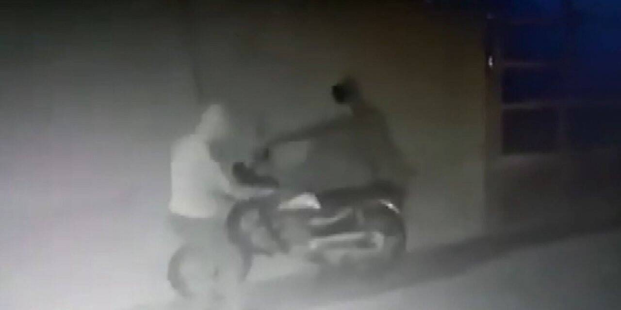Motosikleti çalamayınca bırakıp gittiler