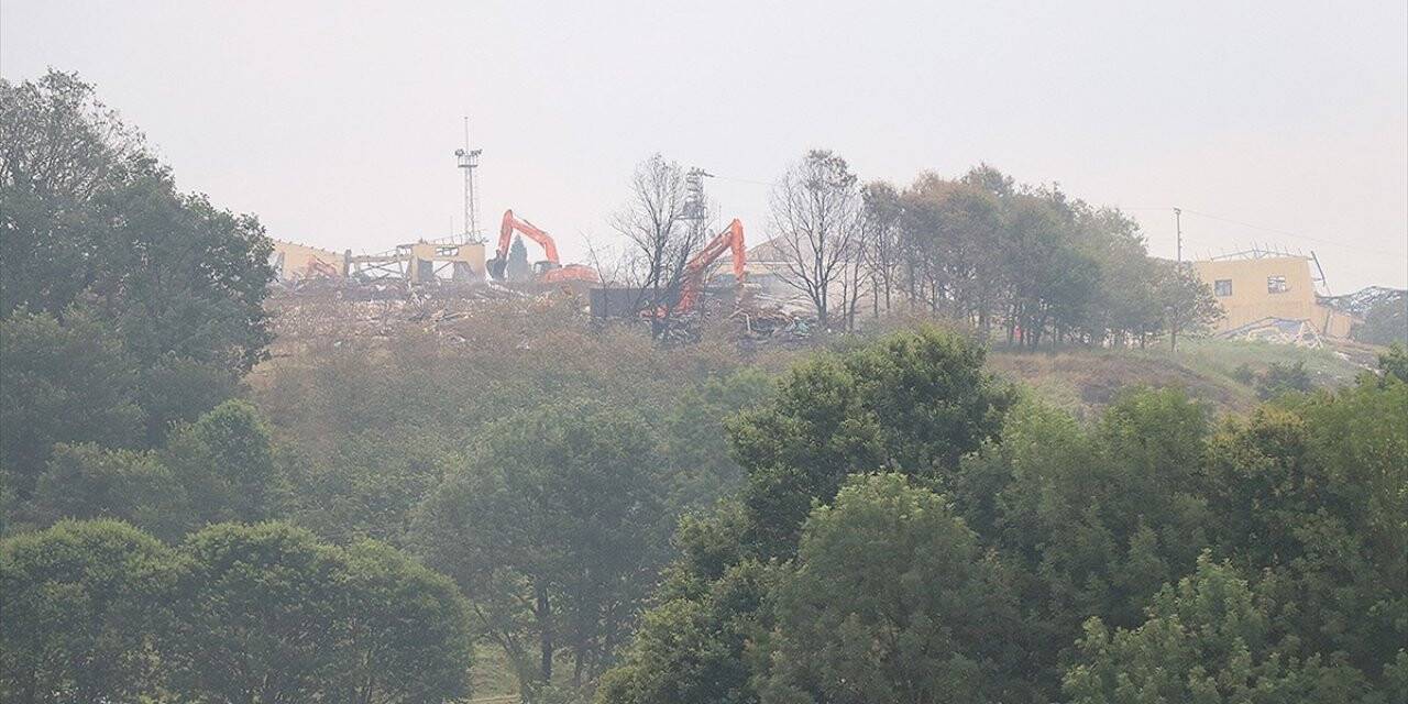 Sakarya'da itfaiye ekiplerinin soğutma ve iş makinelerinin enkaz kaldırma çalışmaları sürüyor