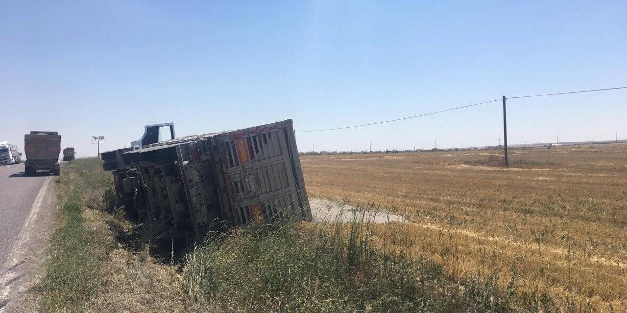 Kulu'da devrilen tırın sürücüsü yara almadan kurtuldu