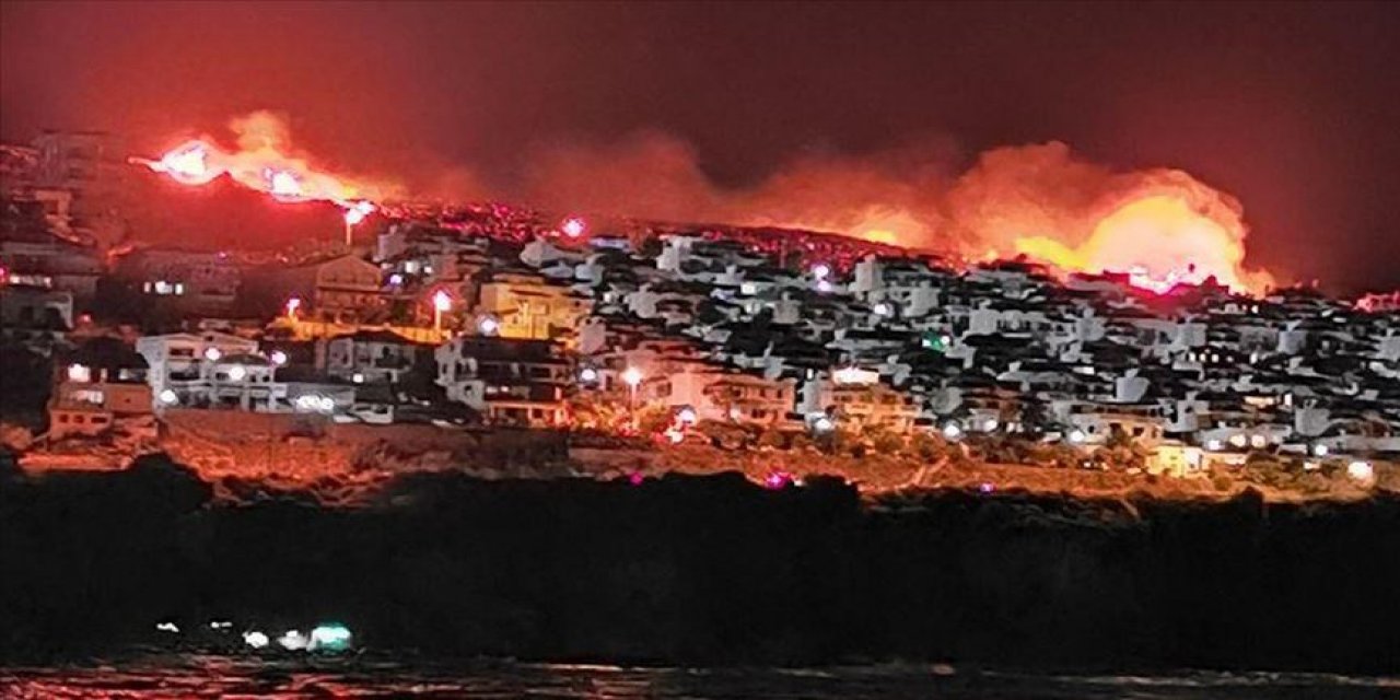 İzmir'de yerleşim alanlarına yaklaşan makilik yangınına müdahale ediliyor