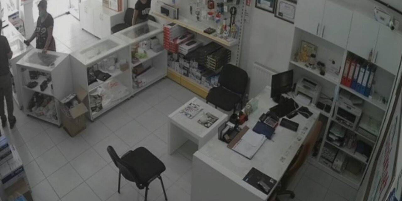 Konya’da flash bellek hırsızlığı kamerada