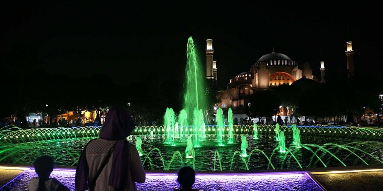 Türkiye'deki 90 bin camide sela okundu