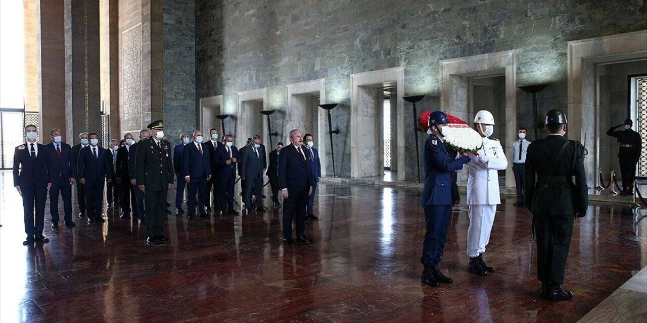TBMM Başkanı Şentop ve yeni Başkanlık Divanı üyelerinden Anıtkabir'e ziyaret