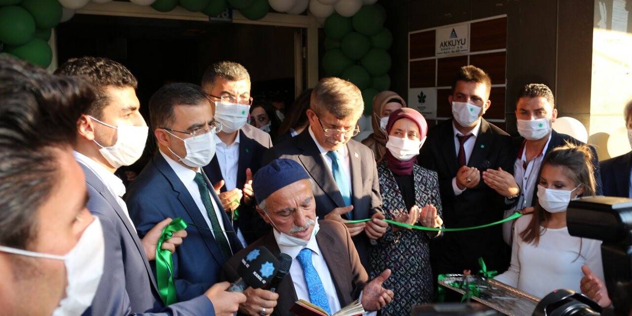 Gelecek Partisi Genel Başkanı Davutoğlu, partisinin teşkilat binasını açtı