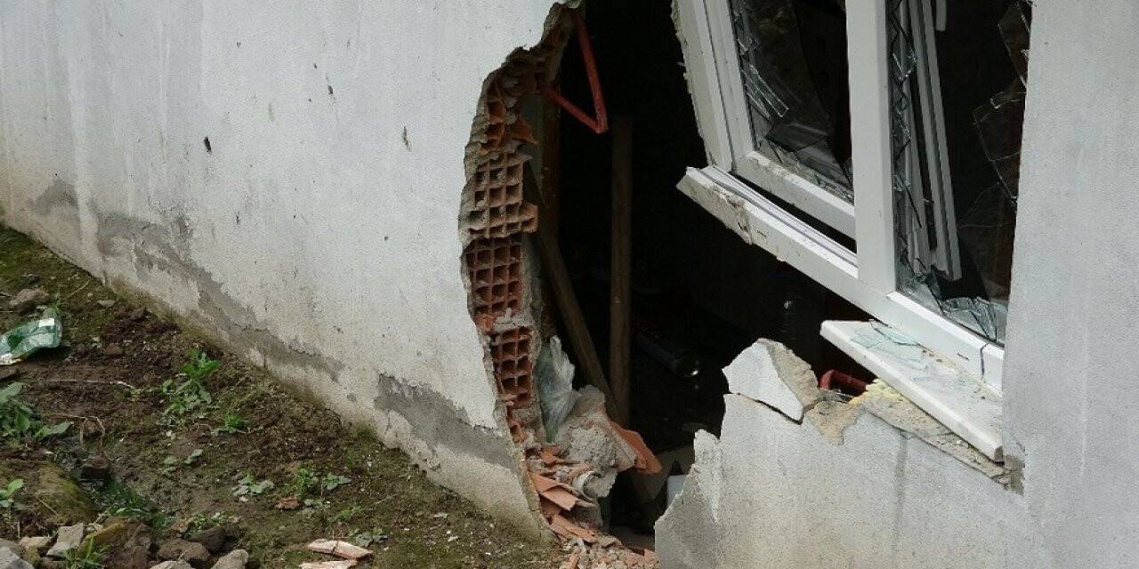 1 tonluk kaya eve yuvarlandı