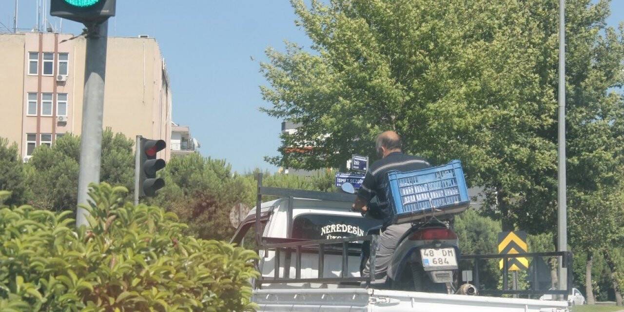 Motosiklet üzerinde ilginç yolculuk